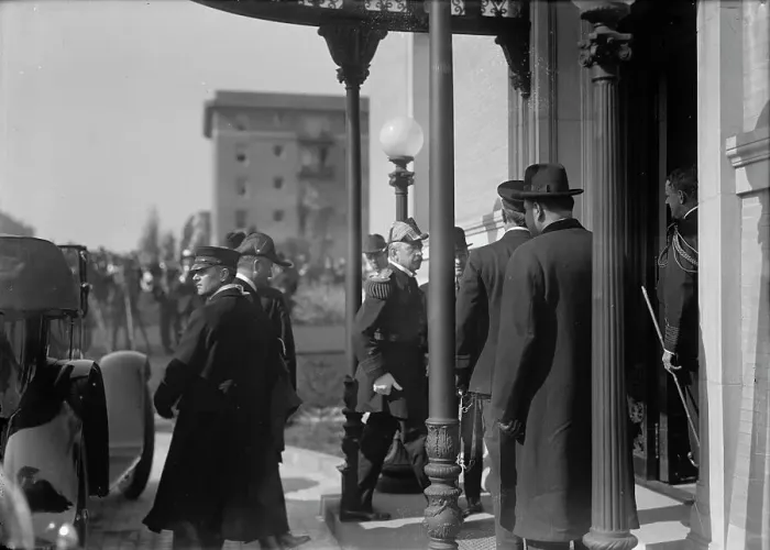 Framed Print : British Commission To U.S. - Arrival At Long Residence, 1917. Creator: Harris & Ewing. British Commission To U.S. - Arrival At Long Residence, 1917. Creator: Harris & Ewing Framed Print : British Commission To U.S. - Arrival At Long Residence, 1917. Creator: Harris & Ewing. British Commission To U.S. - Arrival At Long Residence, 1917. Creator: Harris & Ewing