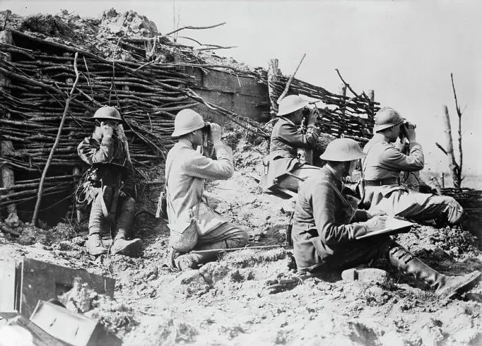 Framed Print : British & French artillery observers, between 1915 and 1918. Creator: Bain News Service. British & French artillery observers, between 1915 and 1918. Creator: Bain News Service