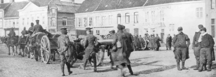 Framed Print : British horse-drawn artillery in a Belgian village, August 1914 Framed Print : British horse-drawn artillery in a Belgian village, August 1914