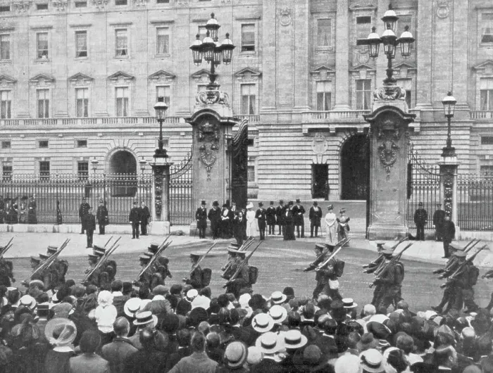 Framed Print : British soldiers marching past Buckingham Palace, London, August 1914 Framed Print : British soldiers marching past Buckingham Palace, London, August 1914