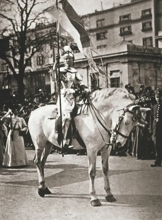 Framed Print : British suffragette Elsie Howey as Joan of Arc, London, 17 April 1909 Framed Print : British suffragette Elsie Howey as Joan of Arc, London, 17 April 1909