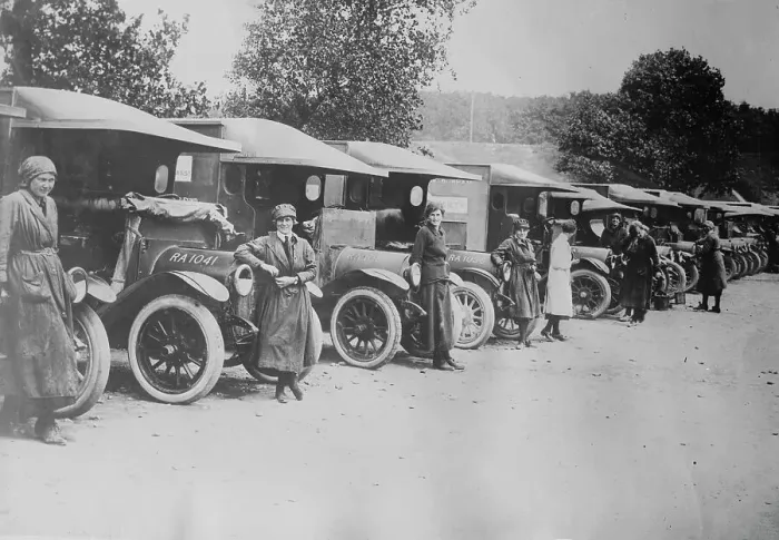 Framed Print : British women ambulance drivers, 27 Jun 1917. Creator: Bain News Service Framed Print : British women ambulance drivers, 27 Jun 1917. Creator: Bain News Service