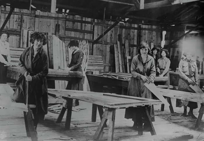 Framed Print : British women carpenters near front, 30 Jun 1917. Creator: Bain News Service Framed Print : British women carpenters near front, 30 Jun 1917. Creator: Bain News Service