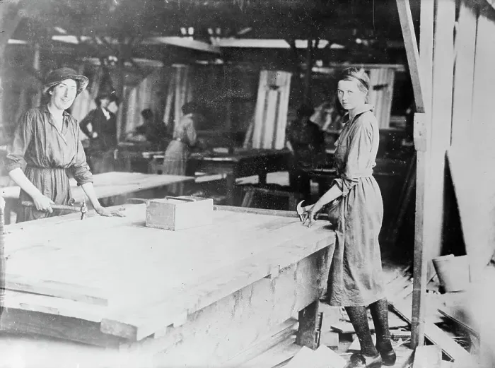 Framed Print : British women carpenters near the front, between c1915 and 1918. Creator: Bain News Service Framed Print : British women carpenters near the front, between c1915 and 1918. Creator: Bain News Service