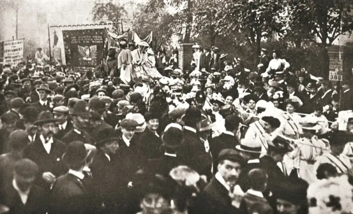 Framed Print : Britsh suffragette Emmeline Pethick-Lawrences release from prison, 17 April 1909 Framed Print : Britsh suffragette Emmeline Pethick-Lawrences release from prison, 17 April 1909