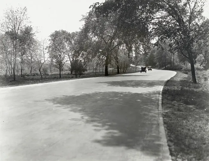 Framed Print : Bronx Parkway, Bronx, New York, c1920. Creator: Frances Benjamin Johnston Framed Print : Bronx Parkway, Bronx, New York, c1920. Creator: Frances Benjamin Johnston