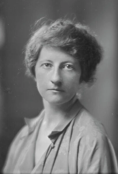 Brown, M.M. Miss, portrait photograph, 1915 Apr. Creator: Arnold Genthe
