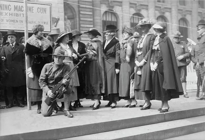 Framed Print : Browning gun, 1918. Creator: Bain News Service Framed Print : Browning gun, 1918. Creator: Bain News Service
