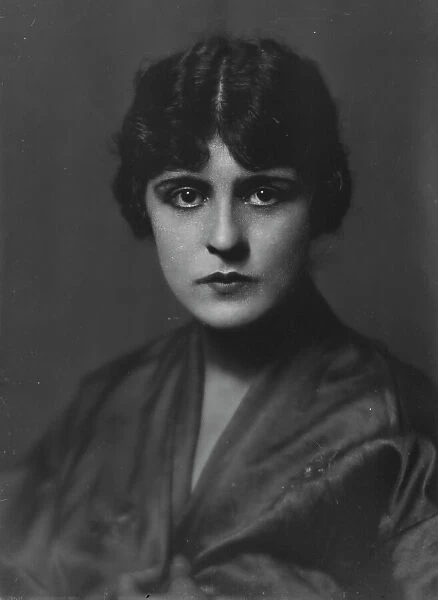 Bruns, Julia, Miss, portrait photograph, not before 1916. Creator: Arnold Genthe