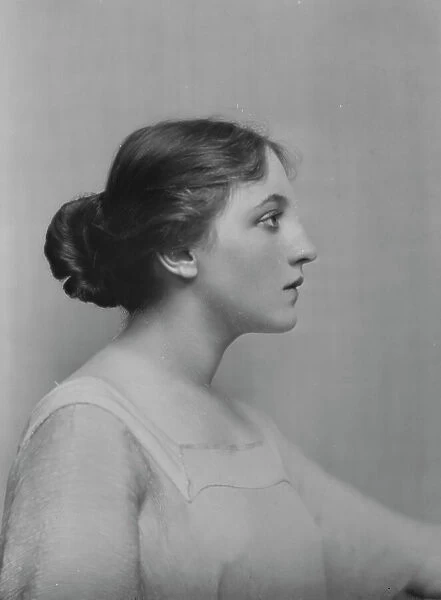 Bruns, Mona, Miss, portrait photograph, 1916. Creator: Arnold Genthe