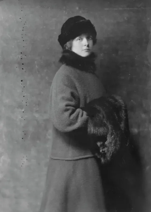 Framed Print : Bryant, George, Mrs. portrait photograph, 1915. Creator: Arnold Genthe