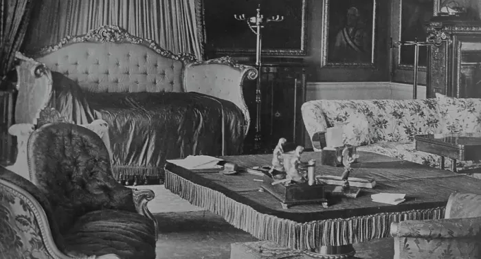 Framed Print : Buckingham Palace, London -- the State bedroom for royal visitors, between c1915 and c1920. Creator: Bain News Service Framed Print : Buckingham Palace, London -- the State bedroom for royal visitors, between c1915 and c1920. Creator: Bain News Service