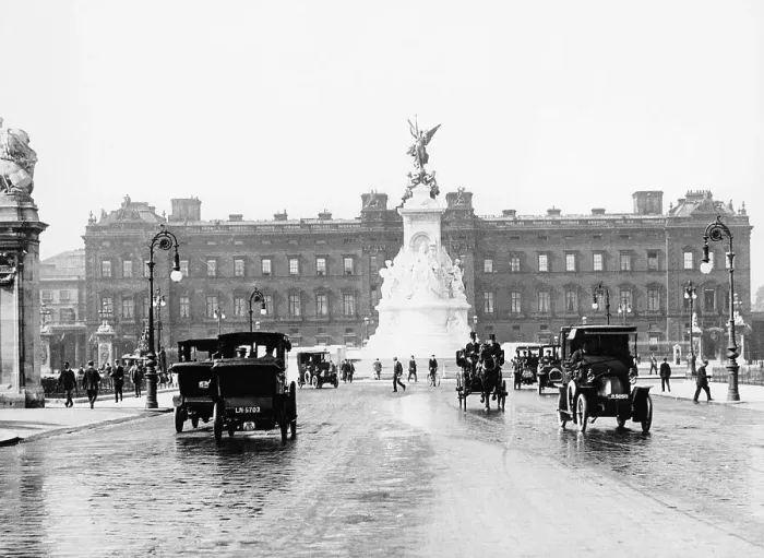 Framed Print : Buckingham Palace and the Mall, London, 1910 Framed Print : Buckingham Palace and the Mall, London, 1910