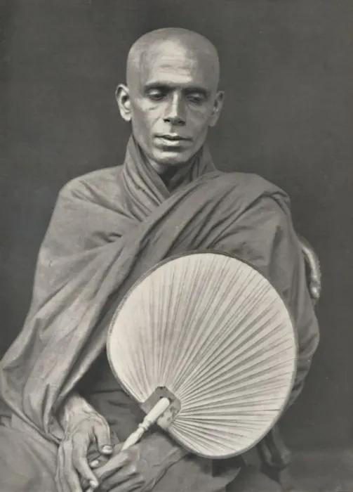 Framed Print : Buddhistischer Monch der Burma-Sekte mit Palmblattfacher, 1926 Framed Print : Buddhistischer Monch der Burma-Sekte mit Palmblattfacher, 1926