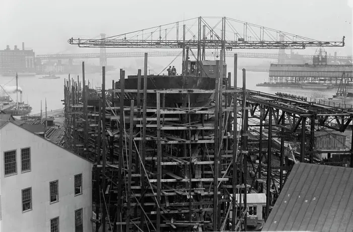 Framed Print : Building battleship - NEW YORK, between c1910 and c1915. Creator: Bain News Service Framed Print : Building battleship - NEW YORK, between c1910 and c1915. Creator: Bain News Service
