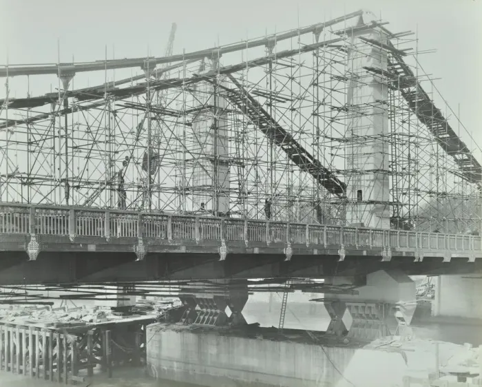Framed Print : The building of the new Chelsea Bridge, London, 1937 Framed Print : The building of the new Chelsea Bridge, London, 1937