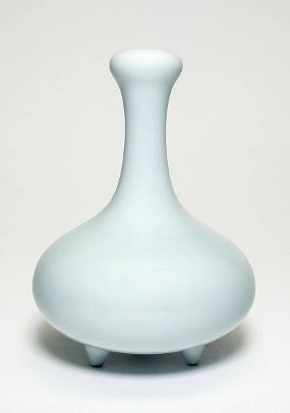 Bulbous-Shaped Vase, Qing dynasty (1644-1911), Qianlong reign mark and period (1736-1795)