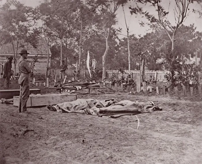Framed Print : Burial of the Dead, Fredericksburg, 1863. Creator: Andrew Joseph Russell