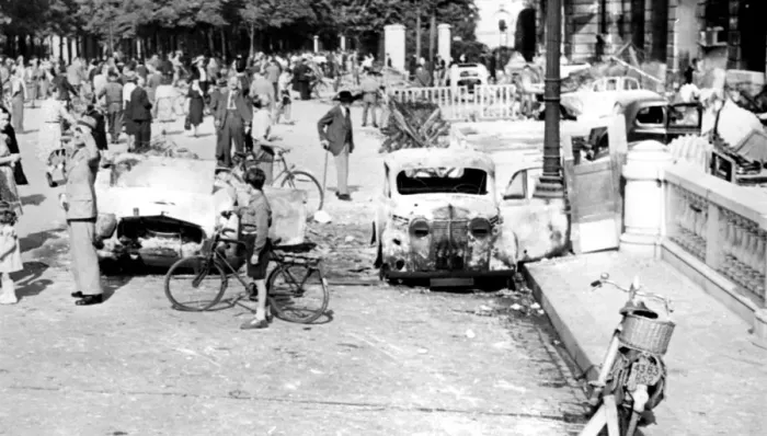 Framed Print : Burned out cars, Place de la Concorde, liberation of Paris, August 1944 Framed Print : Burned out cars, Place de la Concorde, liberation of Paris, August 1944
