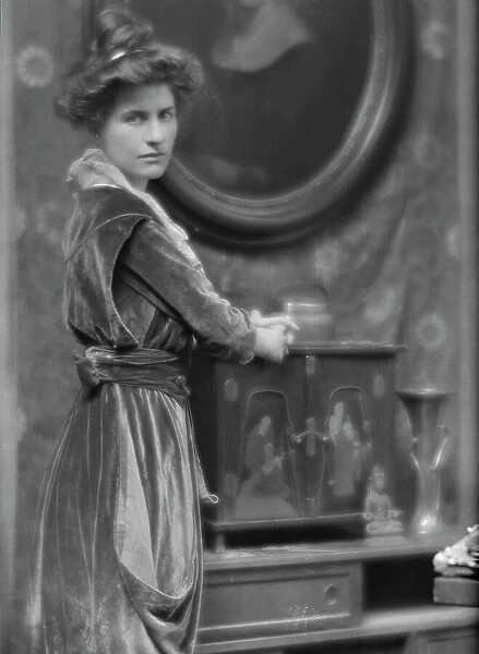 Burns, Florence, Miss, portrait photograph, 1915 Jan. 26. Creator: Arnold Genthe