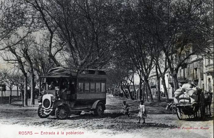 Framed Print : Bus passengers arriving in the town of Roses (Alt Emporda), postcard from the 1910s Framed Print : Bus passengers arriving in the town of Roses (Alt Emporda), postcard from the 1910s