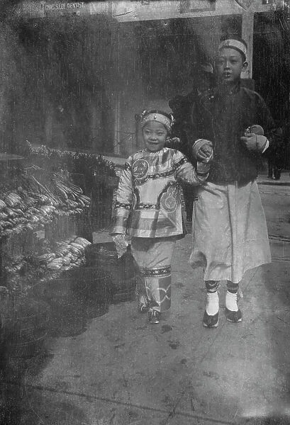 Buying New Year's gifts, Chinatown, San Francisco, between 1896 and 1906. Creator: Arnold Genthe