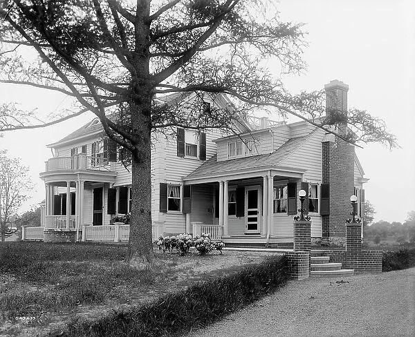 Calloway residence, back & side with tree & flower bed, Mamaroneck, N.Y. between 1900 and 1915. Creator: William H. Jackson. Calloway residence, back & side with tree & flower bed, Mamaroneck, N.Y. between 1900 and 1915