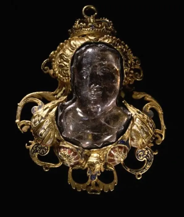 Framed Print : Cameo with Bust of Diane de Poitiers (1499-1566), 16th century. Artist: Anonymous Framed Print : Cameo with Bust of Diane de Poitiers (1499-1566), 16th century. Artist: Anonymous