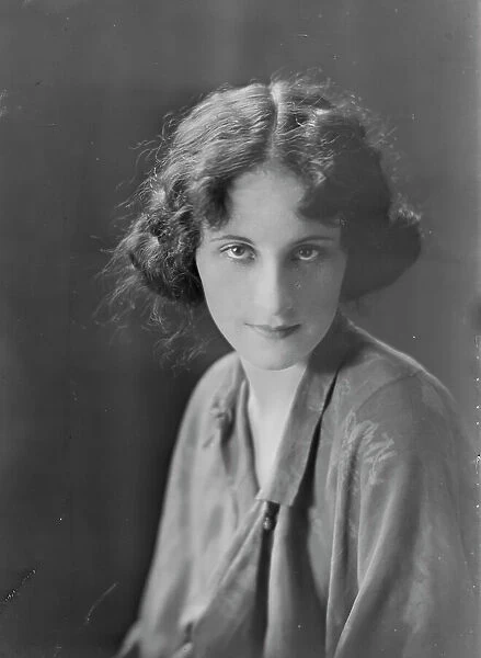 Campbell, Dorothy, Miss, portrait photograph, 1918 Dec. 23. Creator: Arnold Genthe