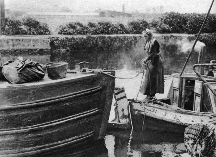 Framed Print : Canal life, London, 1926-1927 Framed Print : Canal life, London, 1926-1927