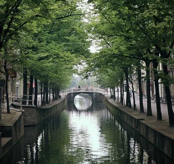 Canal in Oude, Delft. Artist: CM Dixon