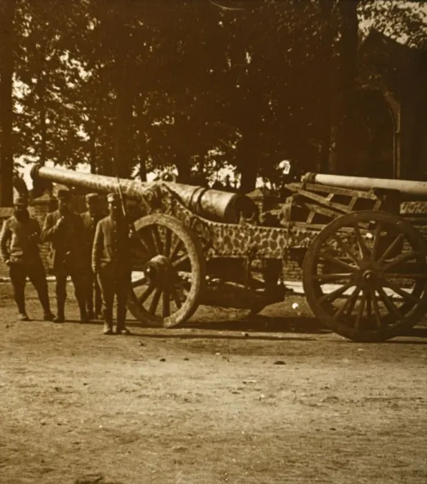Framed Print : Cannon, c1914-c1918 Framed Print : Cannon, c1914-c1918