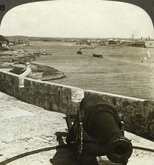 Framed Print : Cannon, Morro Castle, Havana, Cuba. Artist: Underwood & Underwood Framed Print : Cannon, Morro Castle, Havana, Cuba. Artist: Underwood & Underwood