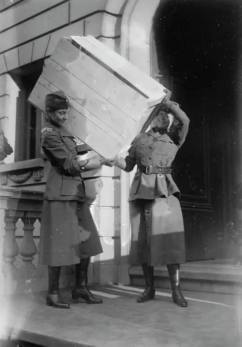 Framed Print : Capt. Baylis & Mary Watkins, 1917 or 1918. Creator: Bain News Service. Capt. Baylis & Mary Watkins, 1917 or 1918. Creator: Bain News Service Framed Print : Capt. Baylis & Mary Watkins, 1917 or 1918. Creator: Bain News Service. Capt. Baylis & Mary Watkins, 1917 or 1918. Creator: Bain News Service