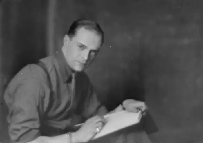 Framed Print : Captain Bruce Bainsfather [sic], portrait photograph, 1918 Oct. 8. Creator: Arnold Genthe