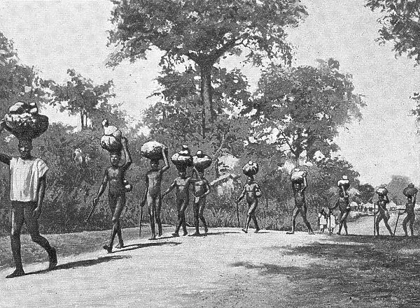 'Caravane de porteurs Senoufos; L'Ouest Africain, 1914. Creator: Unknown