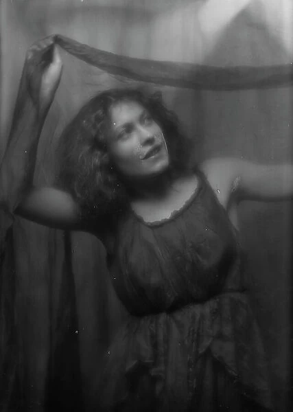 Carmen, Karline, Miss, portrait photograph, 1913. Creator: Arnold Genthe