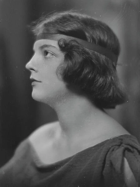 Carmen, Miss, portrait photograph, 1917. Creator: Arnold Genthe
