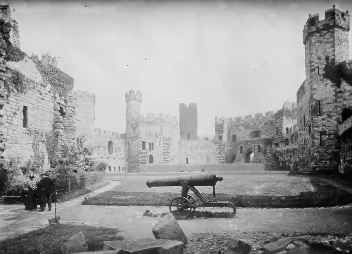 Framed Print : Carnarvon Castle, between c1910 and c1915. Creator: Bain News Service Framed Print : Carnarvon Castle, between c1910 and c1915. Creator: Bain News Service