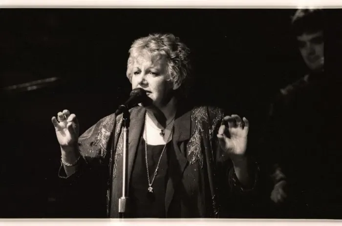 Framed Print : Carol Kidd, Pizza on the Park, London, April 1991. Artist: Brian O Connor Framed Print : Carol Kidd, Pizza on the Park, London, April 1991. Artist: Brian O Connor