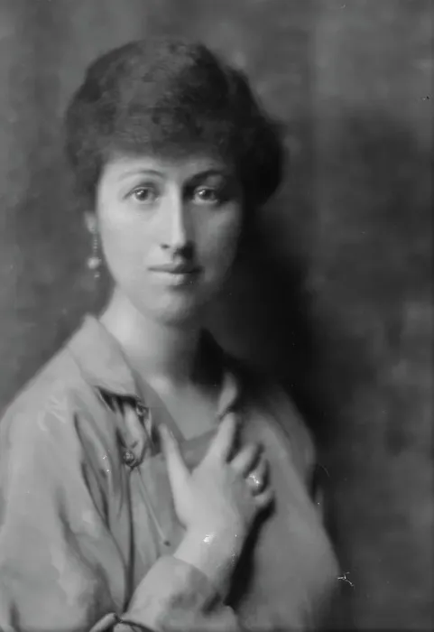 Framed Print : Carpender, Sidney, Mrs. portrait photograph, 1915 Jan. 27. Creator: Arnold Genthe