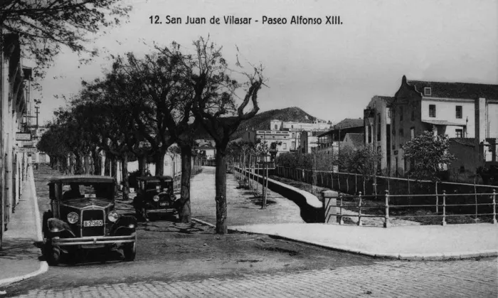 Framed Print : Cars parked on the Alphonse XIII walk in San Juan de Vilasar (Maresme), postcards from the 1920s Framed Print : Cars parked on the Alphonse XIII walk in San Juan de Vilasar (Maresme), postcards from the 1920s