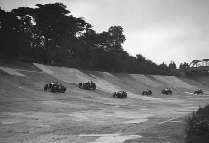 Framed Print : Cars racing on the banking at a JCC Members Day, Brooklands. Artist: Bill Brunell Framed Print : Cars racing on the banking at a JCC Members Day, Brooklands. Artist: Bill Brunell