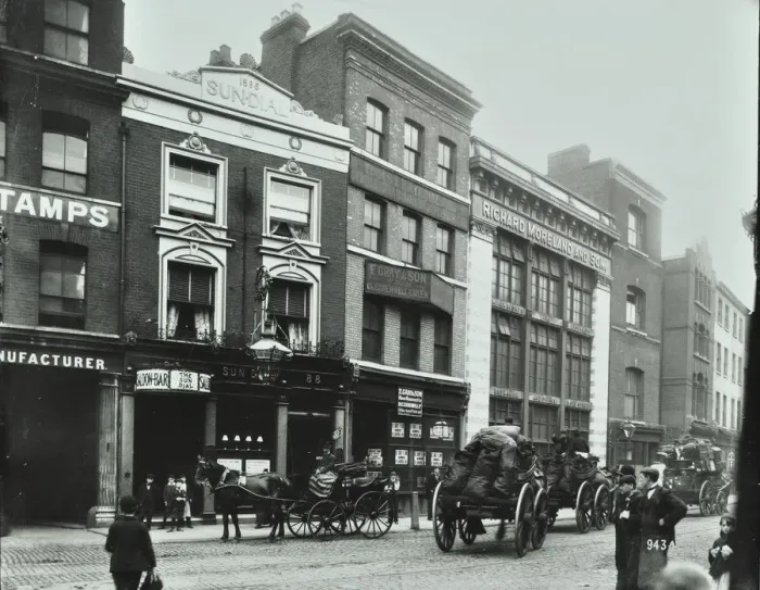 Framed Print : Carts outside the Sundial public house, Goswell Road, London, 1900