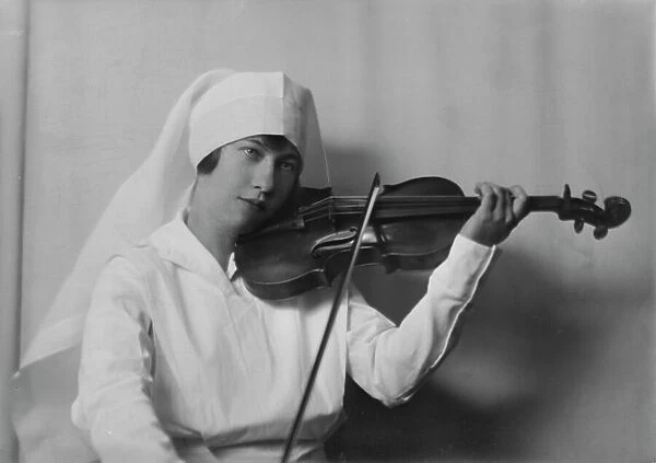 Caslova, Miss, portrait photograph, 1917 Oct. 2. Creator: Arnold Genthe