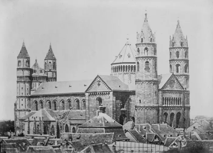 Framed Print : Cathedral, Worms, between c1915 and c1920. Creator: Bain News Service Framed Print : Cathedral, Worms, between c1915 and c1920. Creator: Bain News Service