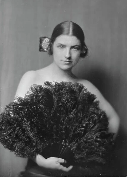 Cavaugh, Lucile, Miss, portrait photograph, 1917 May 10. Creator: Arnold Genthe