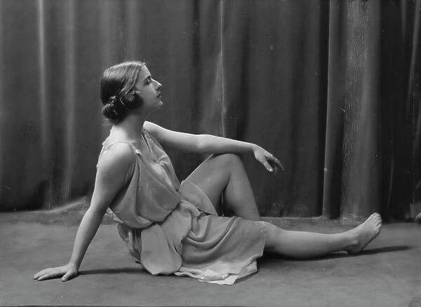 Cavaugh, Lucile, Miss, portrait photograph, 1917 May 10. Creator: Arnold Genthe