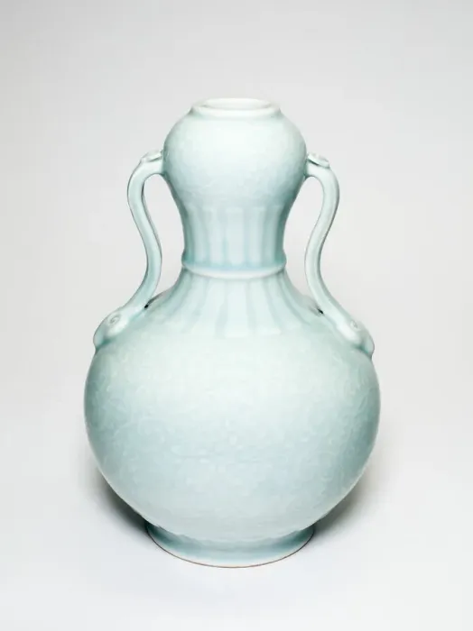 Framed Print : Celadon-glazed lotus vase (shoudaier huluping), Qing dynasty, Qianlong reign mark Framed Print : Celadon-glazed lotus vase (shoudaier huluping), Qing dynasty, Qianlong reign mark
