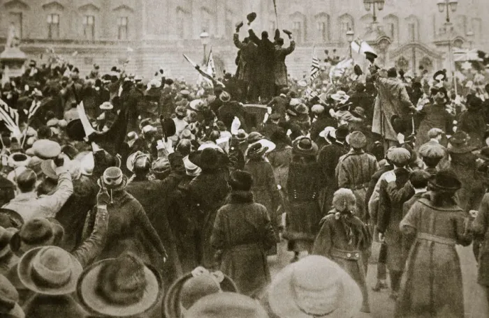 Framed Print : Celebrating the end of the First World War, London, November 1918 Framed Print : Celebrating the end of the First World War, London, November 1918